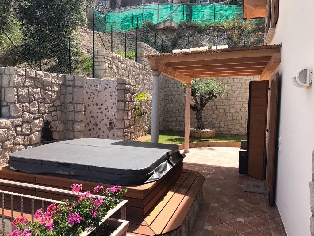 Bmp Apartment Deluxe 1 Jacuzzi Riscaldata Privata Vista Lago Di Garda Brenzone sul Garda Luaran gambar