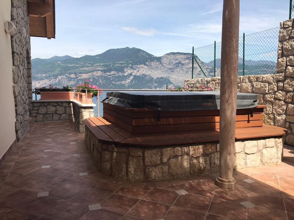 Bmp Apartment Deluxe 1 Jacuzzi Riscaldata Privata Vista Lago Di Garda Brenzone sul Garda Luaran gambar
